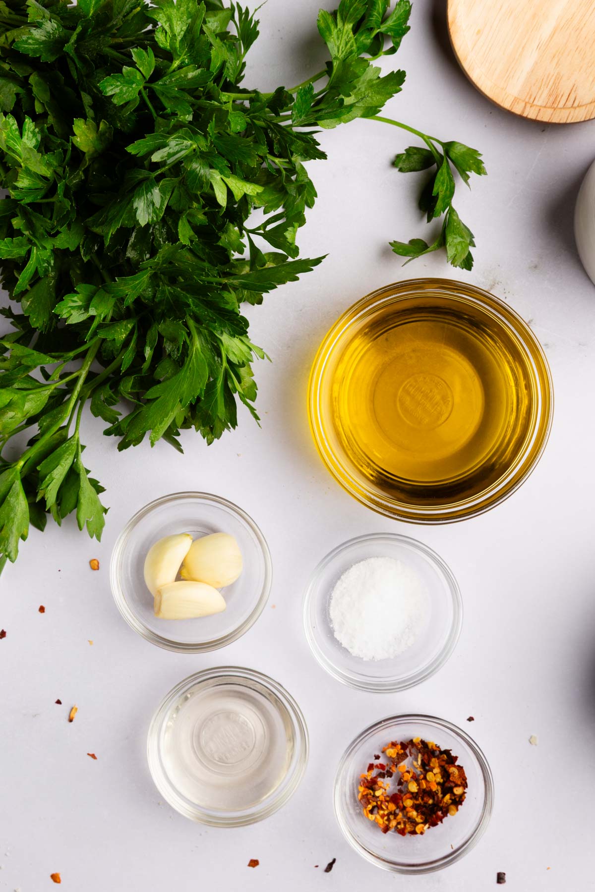 Ingredients needed to make Garlic Parsley Sauce.