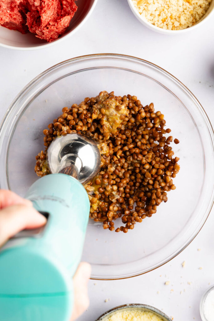 Pureeing the ingredients for the meatballs with lentils. 